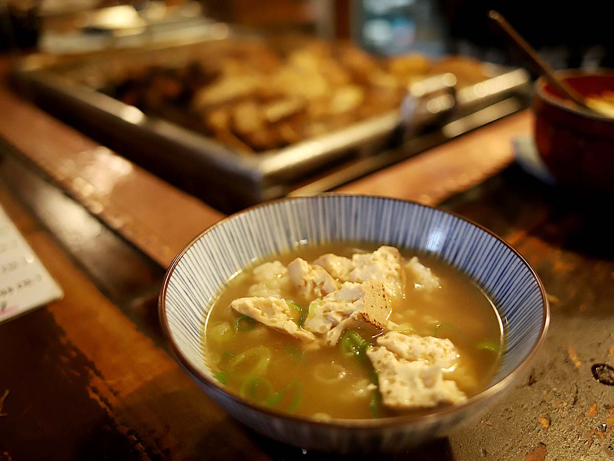 「汁かけご飯」400円。オプションとして鯨の大和煮か豆腐が選べる