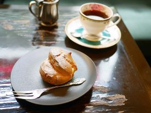 【大阪老舗スイーツ】1968年創業の純喫茶『濱田屋』の「窯出しシュークリム」が美味しい理由