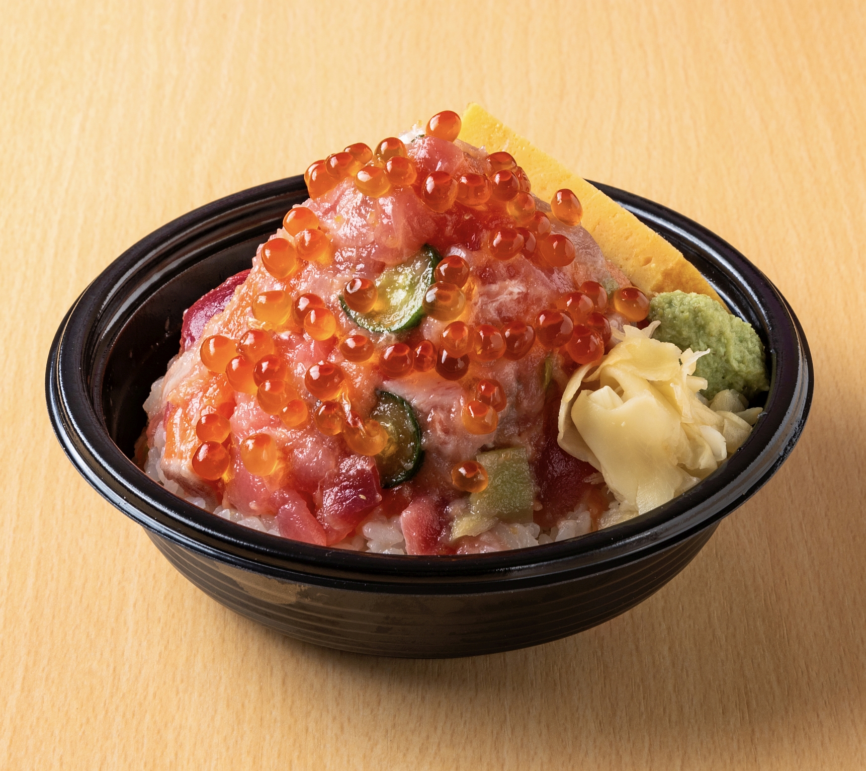 まぐろやいくらなど海の幸が満載の「頂 いただき丼」1980円