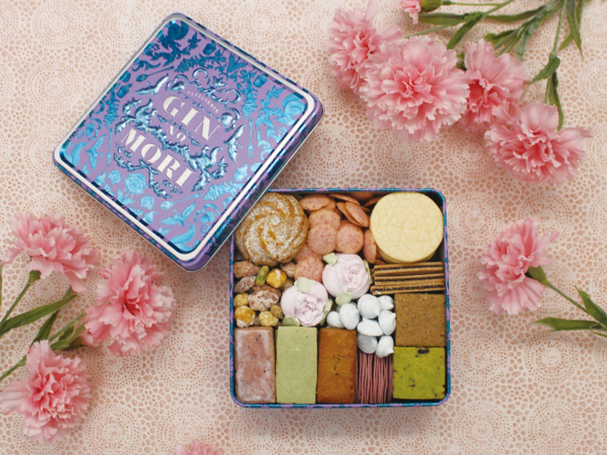 4320円。中央にあるのがバラのメレンゲ菓子。いろんな種類があるのが嬉しくなる