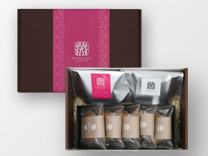 4818円。銀色のパッケージにコーヒー、透明なパッケージで帯がかかっているのが珈琲栗タルト