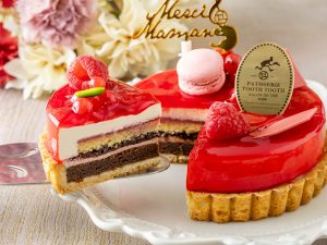 3672円。いちごソース、バニラムース、チョコレートなど断面も美しい