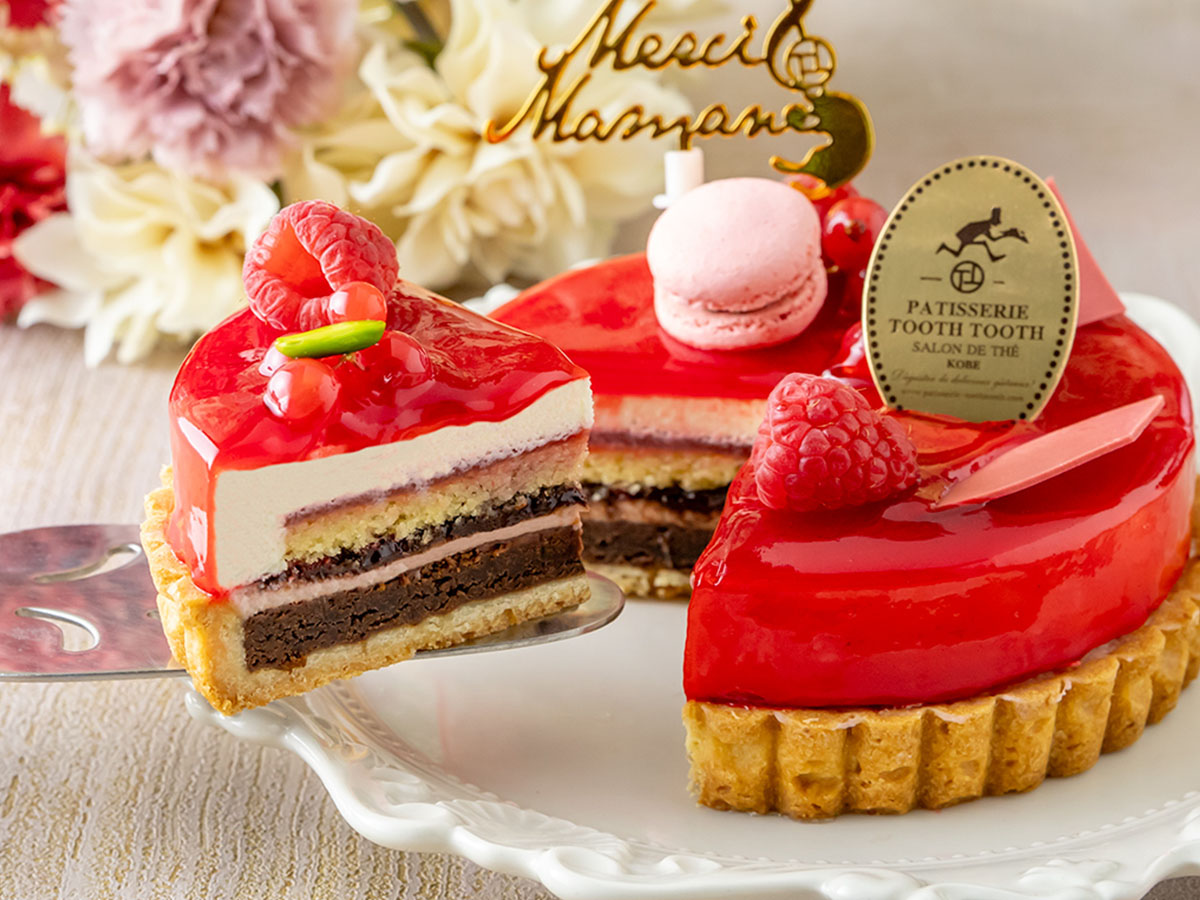 3672円。いちごソース、バニラムース、チョコレートなど断面も美しい