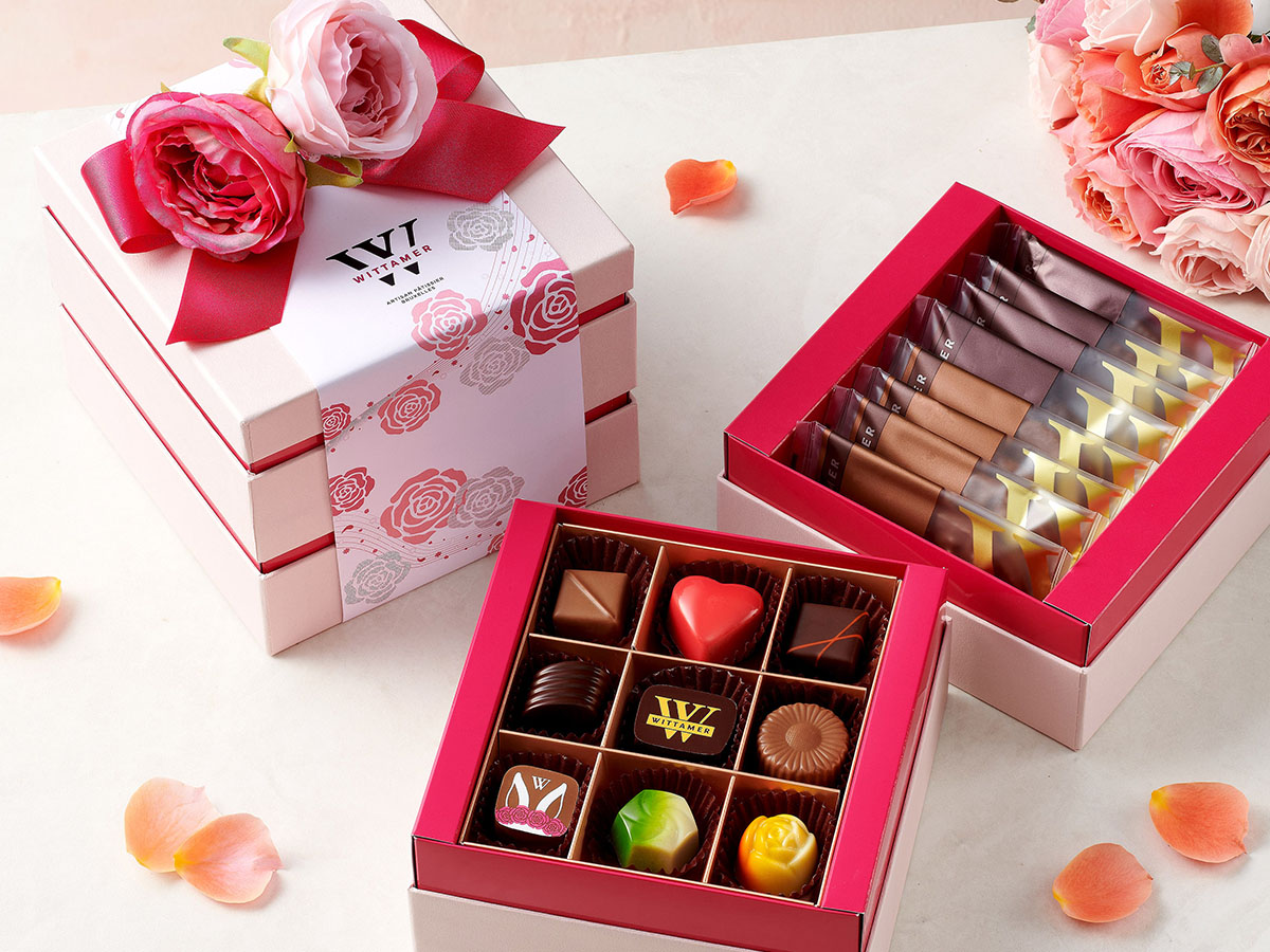 5832円。バラの花付き。可愛い2段のボックスは、食べ終わった後活用される可能性が高いかも!?