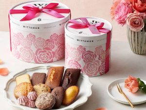 「フルーレット・エッセンシャル」5832円。日持ちするものを送りたい時にも焼き菓子はピッタリ。こっちも箱がバラ模様で華やか[食楽web]