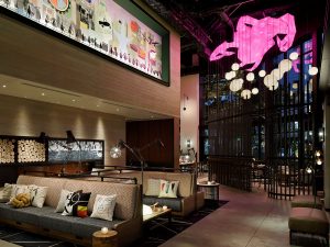 『Bar Moxy』はホテル宿泊者以外も利用OK