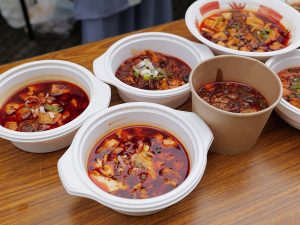大きな中華鍋たっぷりの麻婆豆腐。オレンジ色というより緋色？ もう色からして辛さと痺れがビシビシきそう！
