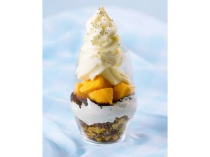 「北海道直送ソフトとチョコ、マンゴーのパフェ」1100円（税込）