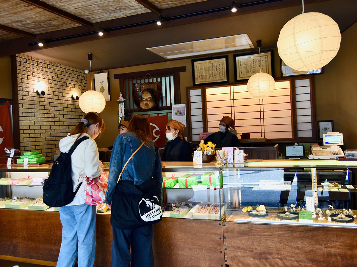 老舗ならではの風情あふれる店内。「湯もち」意外にも味わい深い和菓子が楽しめます