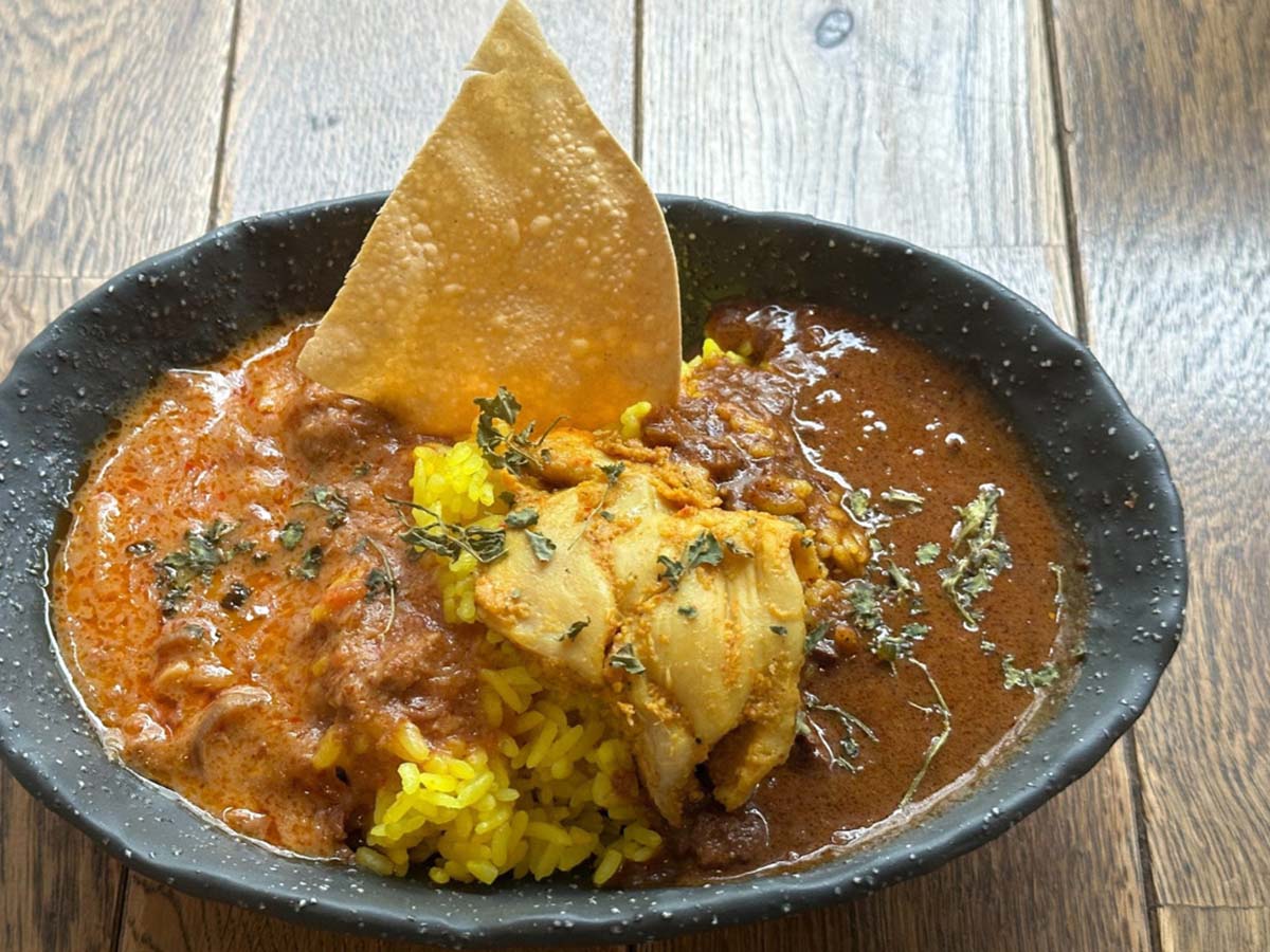 カレー激戦区・神田で頂点を獲った『カリガリカレー秋葉原本店』の「カリガリあいがけカレー」