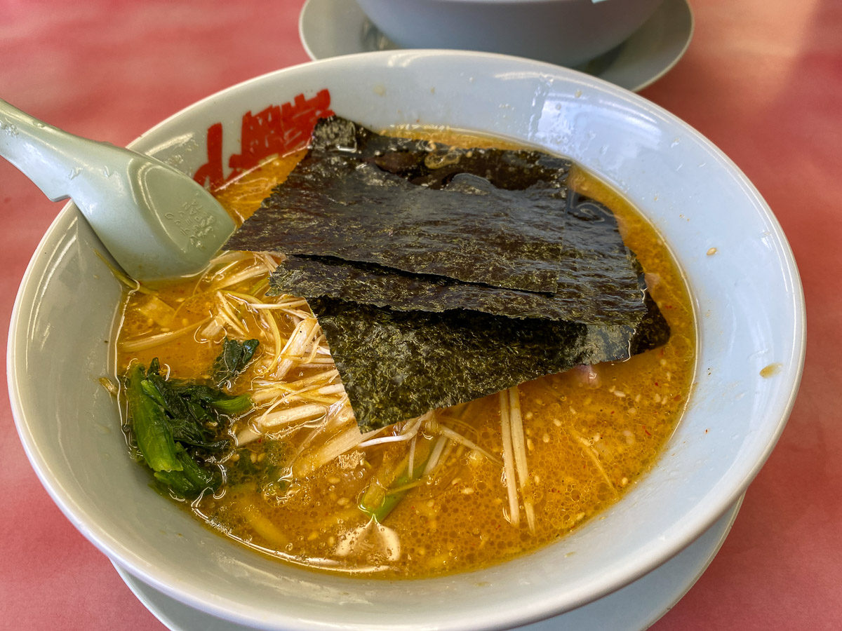 『ラーメン山岡家』の「特製味噌ネギラーメン」。こってりしているのにキレがあってくどくない