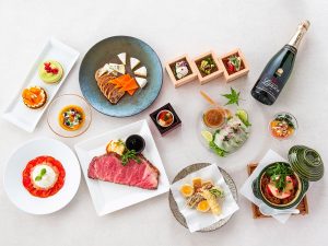 「国産牛ローストビーフ 鶺鴒カット」6350円 や、「料亭の天麩羅盛り合わせ 大根みぞれ汁」2300円など。「明治記念館パティスリーケーキ」各種は1050円