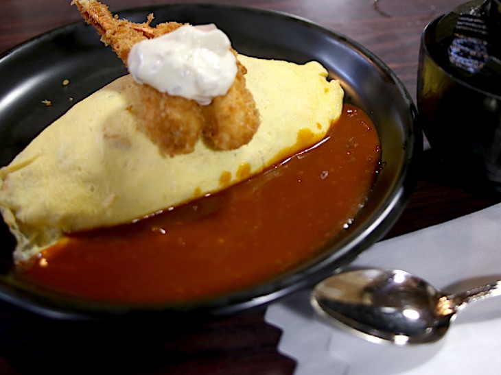 おすすめは「チキンオムライス」にエビフライとおみそ汁をセット。さまざまなセットが楽しめる