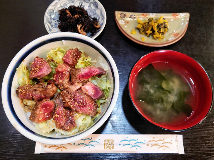 「ステーキ丼」ひじき、みそ汁、お新香付 1000円（税込）