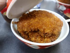 東京から日帰り郊外ランチ。秩父名物「わらじかつ丼」の発祥店『安田屋』の楽しみ方