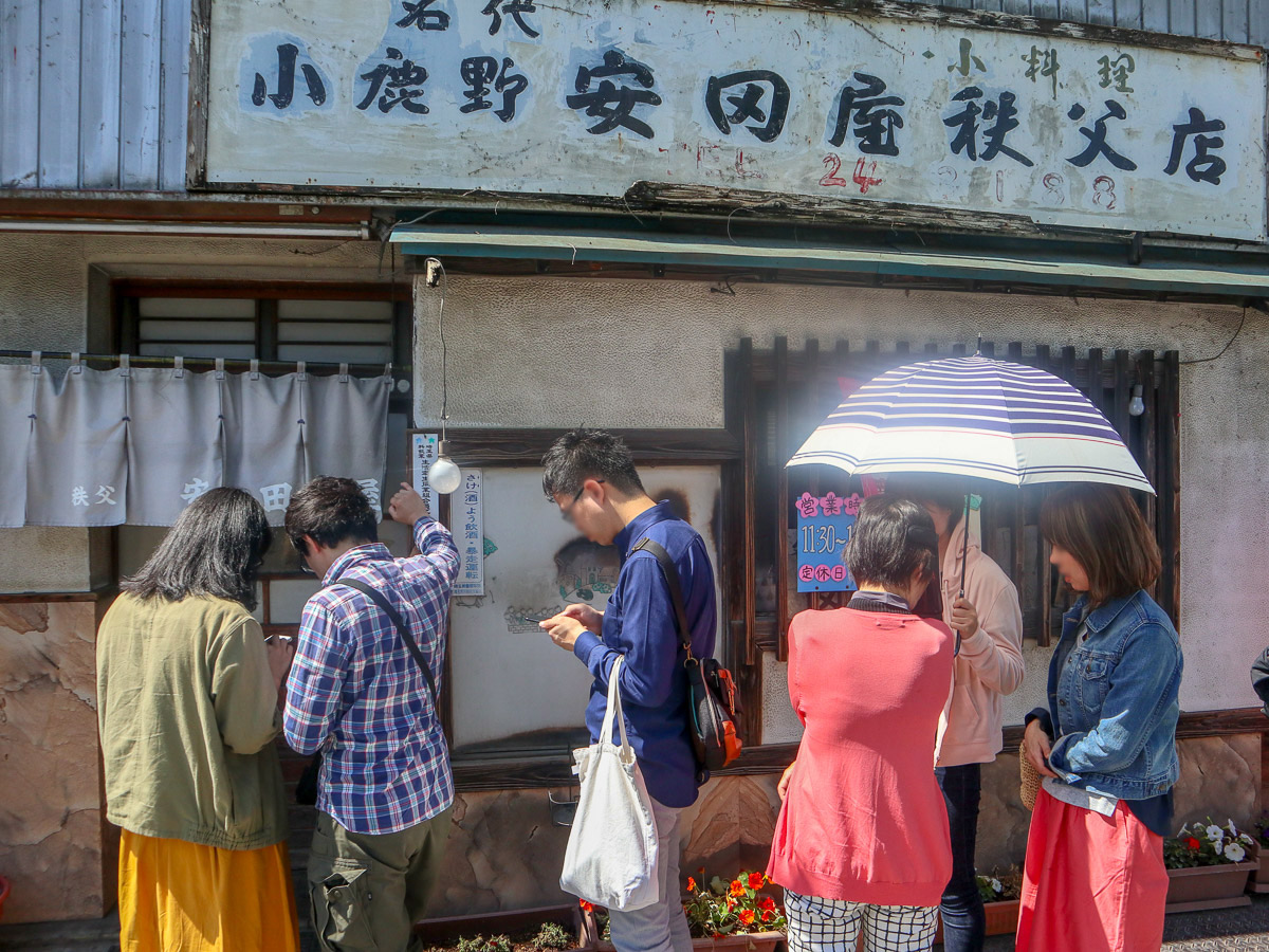 『安田屋 日野田店』。休日だと昼前に到着しても行列ができていることが多い