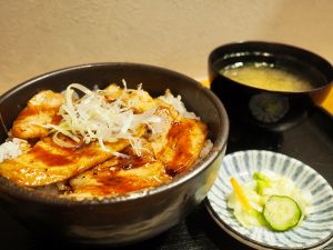 「豚丼（バラ・中）」930円