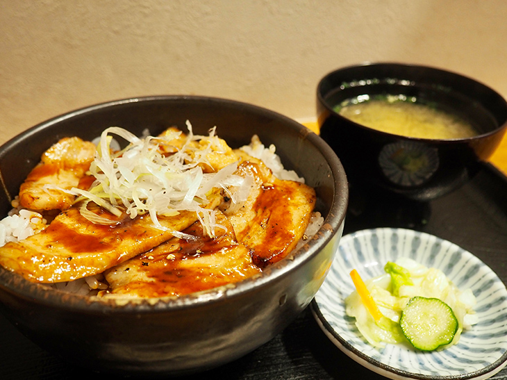 「豚丼(バラ・中)」930円