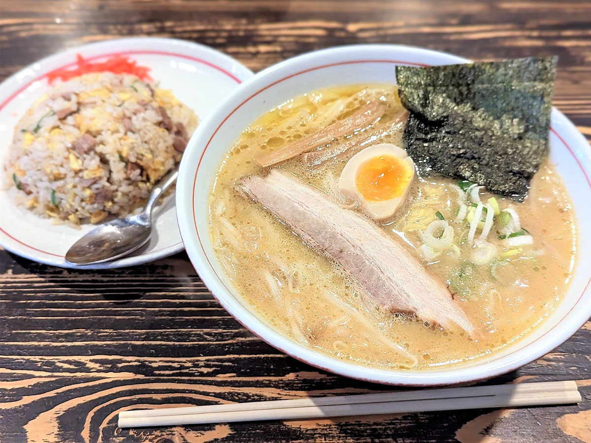 「あっさりスープ味噌」980円と、「半チャーハン」500円
