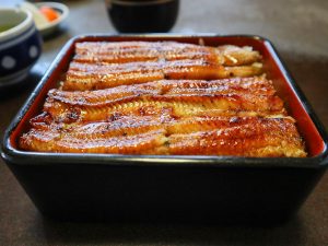 「鰻重（竹）」。肝吸い・お新香付き。大盛りはプラス100円