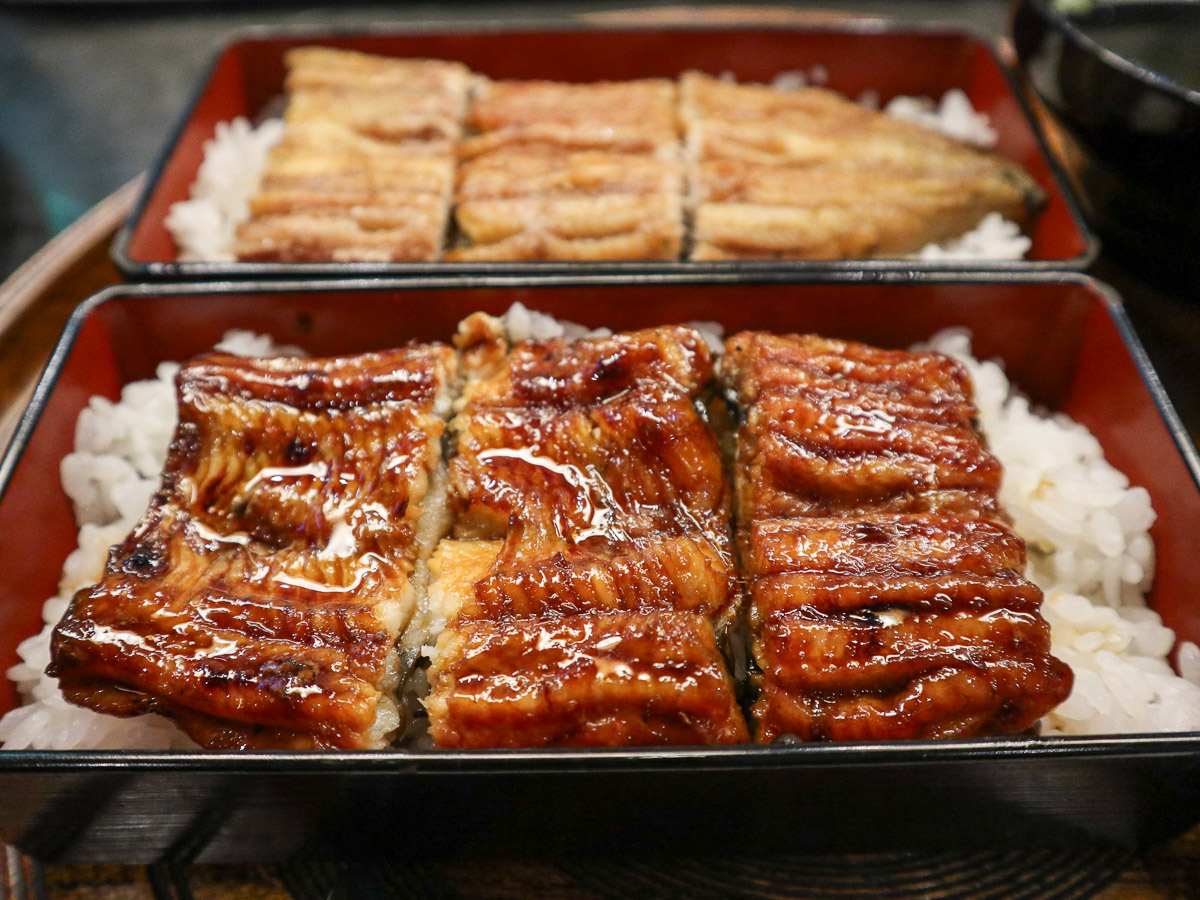 白焼きのほうはわさび醤油でいただく