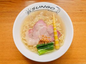 「潮 らぁ麺」900円。ゲランドの塩に貝スープと白醤油を混ぜた塩ダレが味の要。姫竹のコリコリ感がいいアクセント