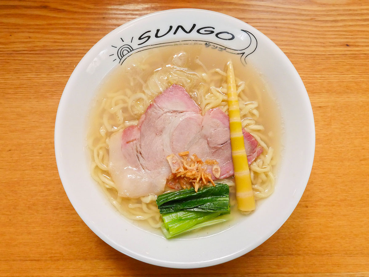 「潮 らぁ麺」900円。ゲランドの塩に貝スープと白醤油を混ぜた塩ダレが味の要。姫竹のコリコリ感がいいアクセント