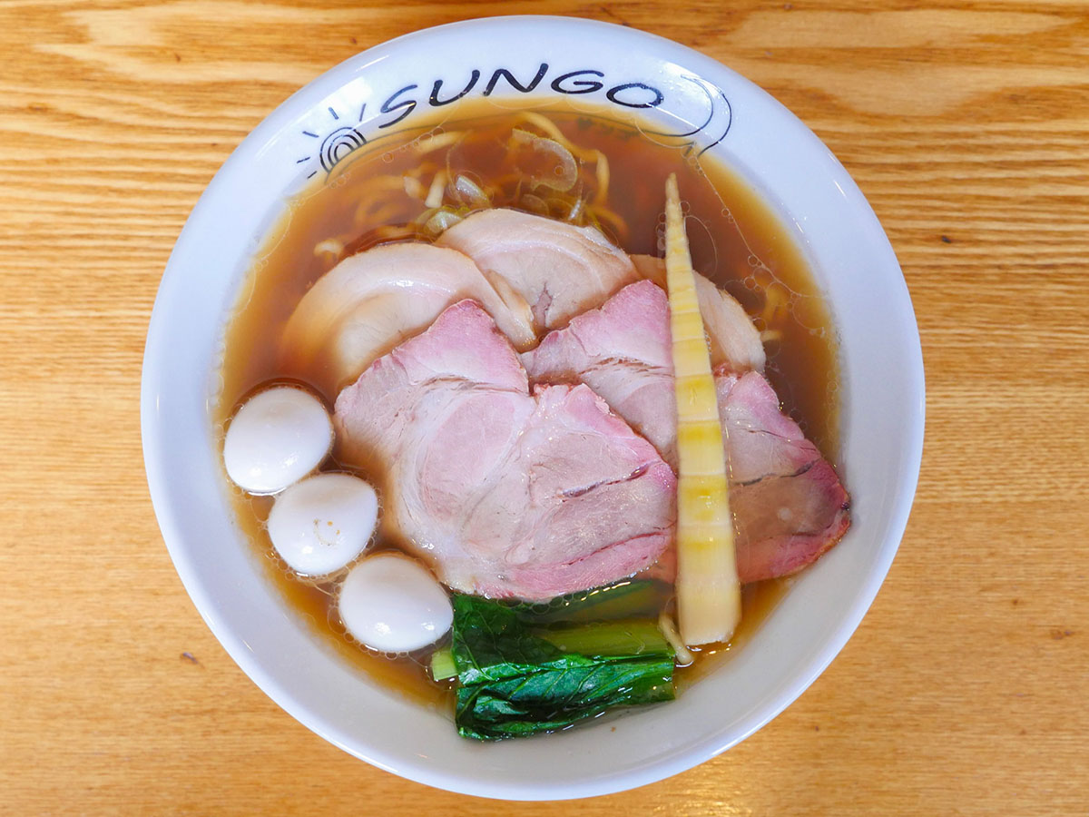 「醤油 らぁ麺」900円+半熟うずら100円。白醤油、生醤油、本膳の3つをブレンドした醤油ダレでキリッとした美味しさに