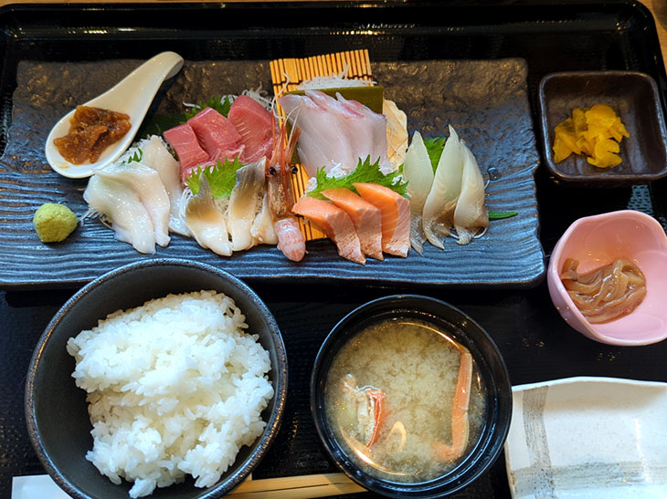 「朝獲れお刺身定食」1100円