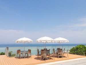 『Seaside CAFE』のウッドデッキの客席