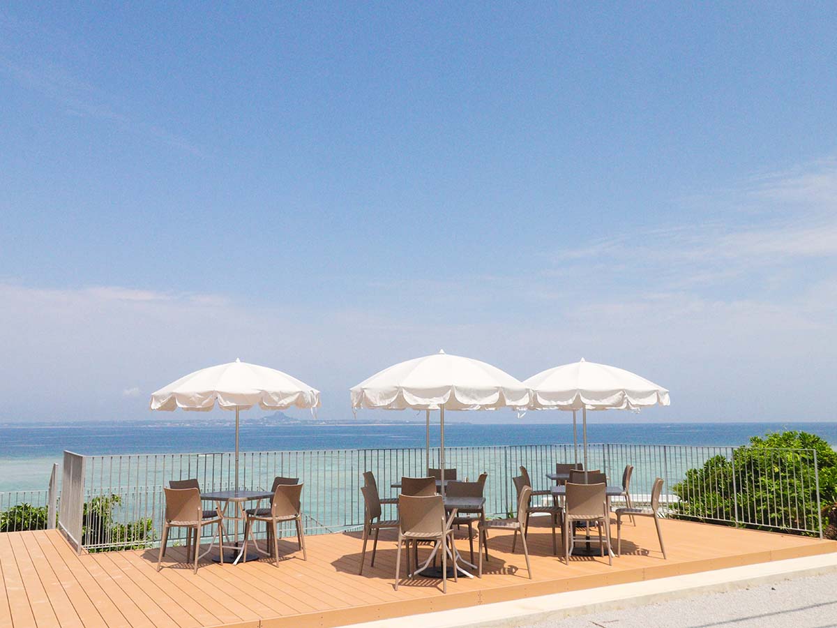 『Seaside CAFE』のウッドデッキの客席