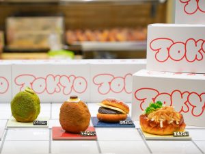 東京駅に生ドーナツ専門店『＆TOKYO』がオープン！ プリンやまぜそばなど新感覚なトッピングが魅力
