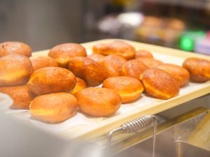 『＆TOKYO』のドーナツは、すべて『グランスタ東京』内の店舗で生地から作り上げられています [食楽web]