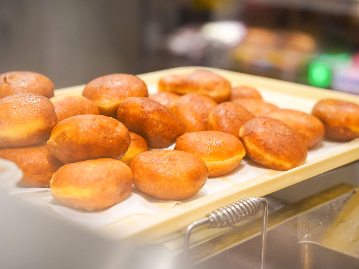 『＆TOKYO』のドーナツは、すべて『グランスタ東京』内の店舗で生地から作り上げられています [食楽web]