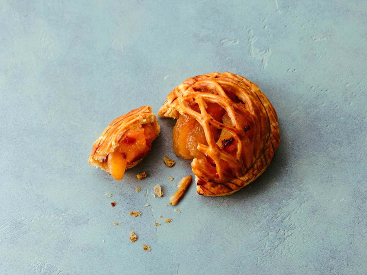 甘酸っぱさに顔がほころぶ「紅玉りんごのアップルパイ」410円 [食楽web]