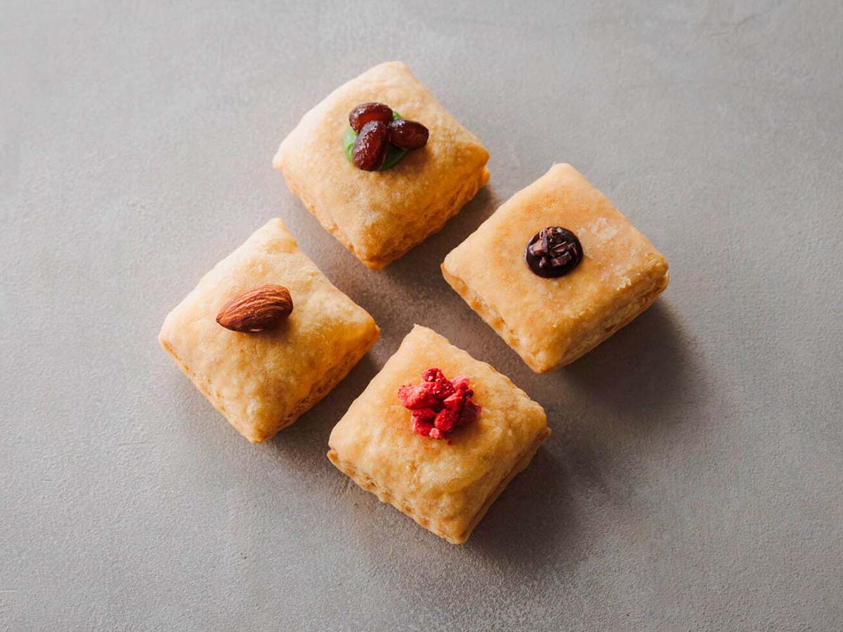 ミルクチョコや抹茶小豆など4種類が揃う「ひとくちチョコパイ」238円(1個)、972円(4種詰合せ)