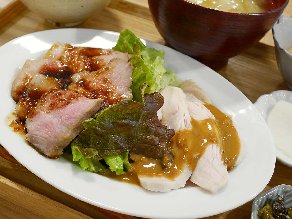 旨味溢れるしっとり蒸し鶏 [食楽web]