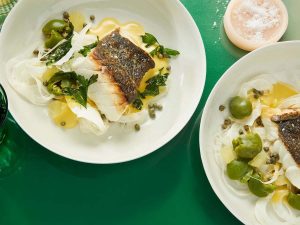 「真鯛のロースト - レモンバター、フェンネルとグリーンオリーブのサラダ」2900円 （c）Petrina Tinslay