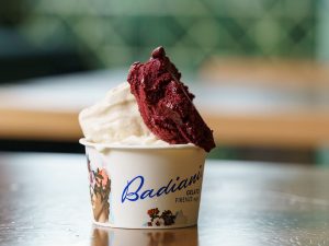 「メディオ(2フレーバー)」692円。グランデ(3フレーバー)の場合756円。コーンもある[食楽web]