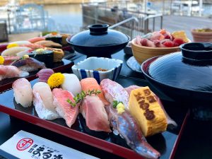 道の駅 伊東マリンタウンのバザール棟1階にあり、目の前の海を眺めながら食事を楽しめる