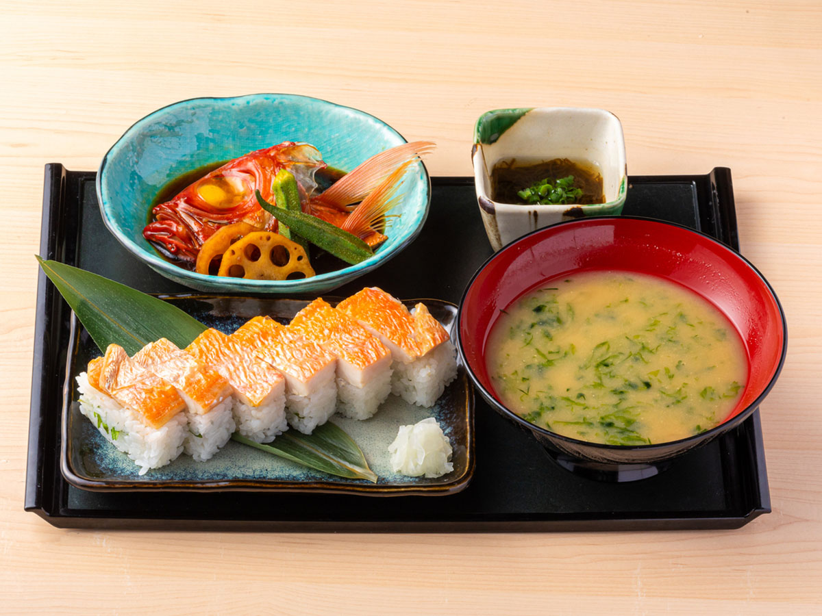 「元祖キンメ棒寿司定食」1780円。あらの煮付けもセットになっていて贅沢!