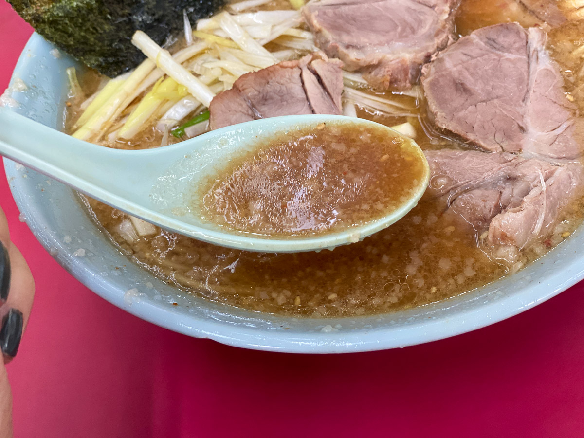背脂がたっぷり浮かんだスープ