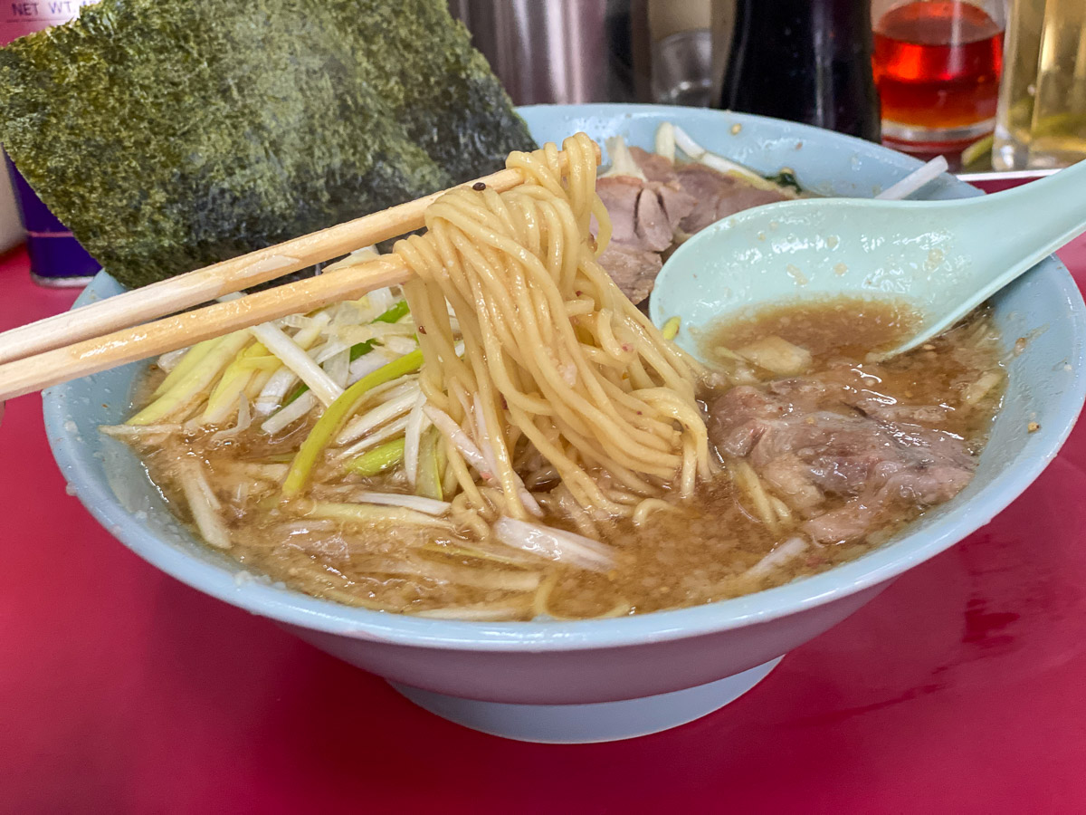 自家製麺は細めのストレート麺