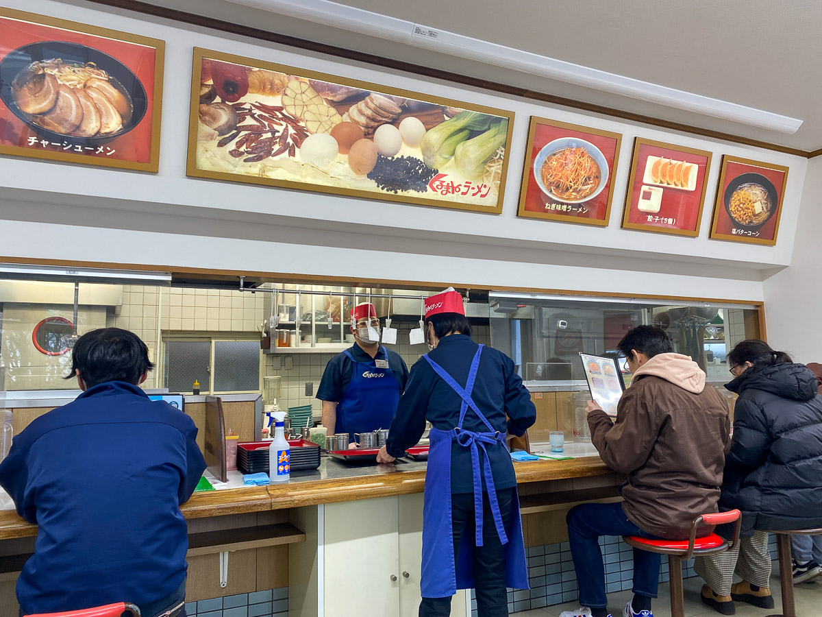 カウンター席、テーブル席、さらに小上がりまである広い店内で、どこか昭和の空気感が漂っている