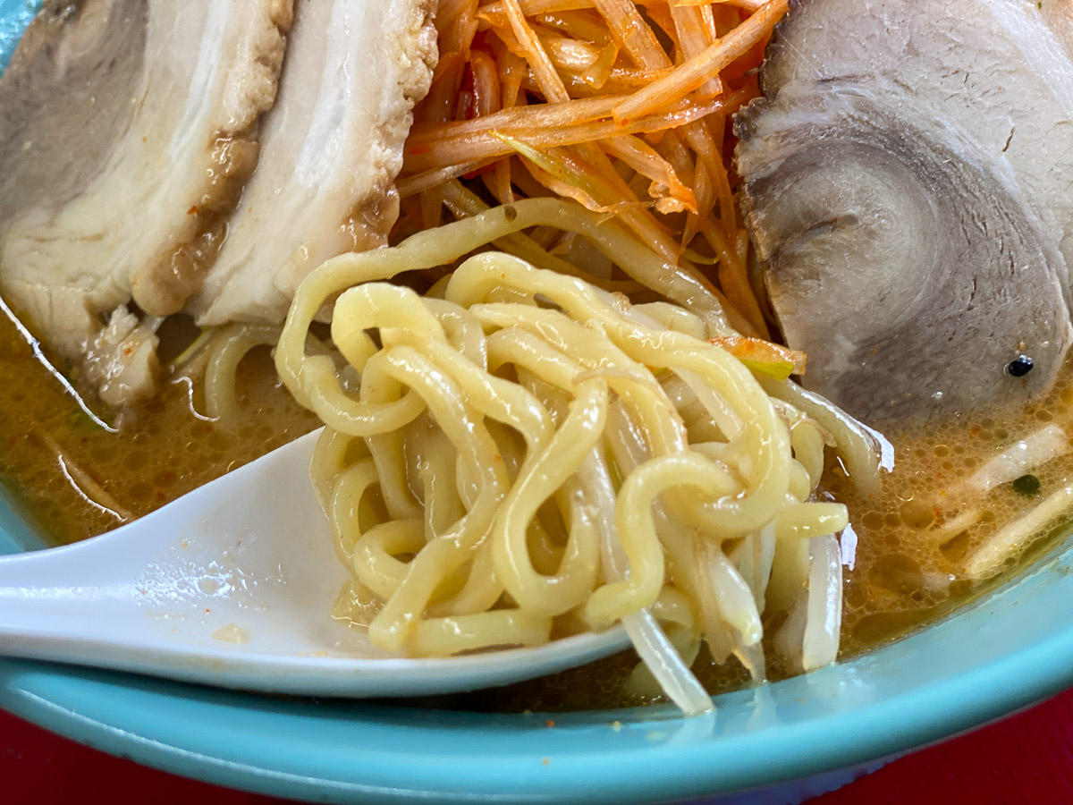 もちもちのちぢれ麺がまた旨し