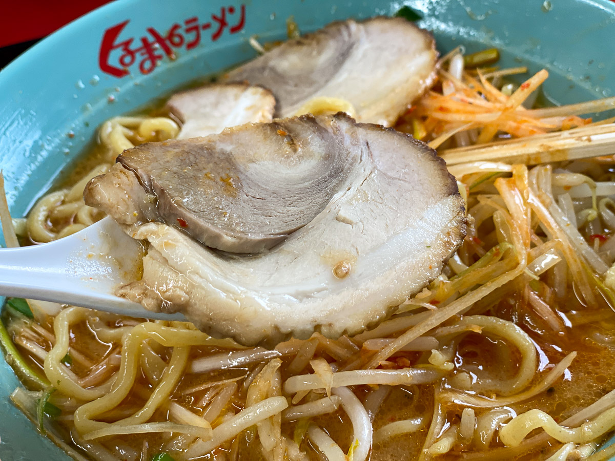 分厚いチャーシューにスープがしみてきて、脂身が超絶美味!