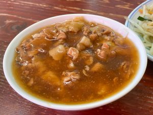 こちらは定番セットの「半バラ丼」。ちなみに定番セットは「スタミナラーメン」と餃子3個付きのセット