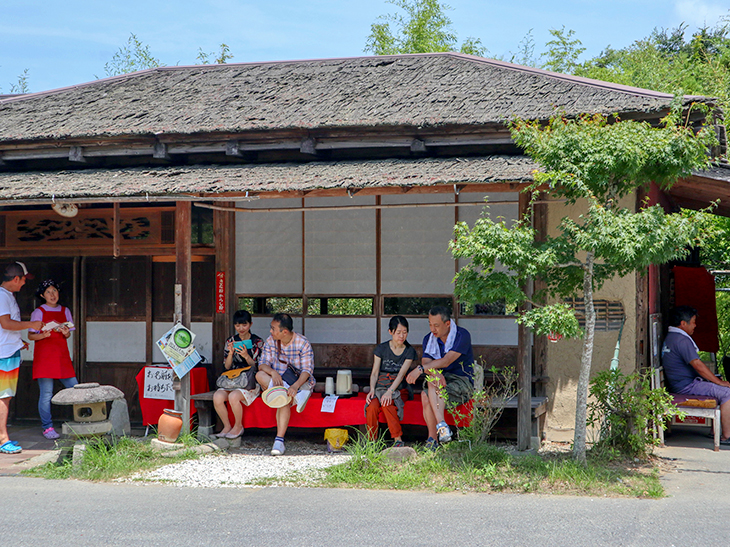 茂原街道の山道を登っていくと「アリランらあめん」と書かれた赤い旗がポツンとあり、そこを曲がると、突き当りに古い茶屋のような『らーめん八平』がある
