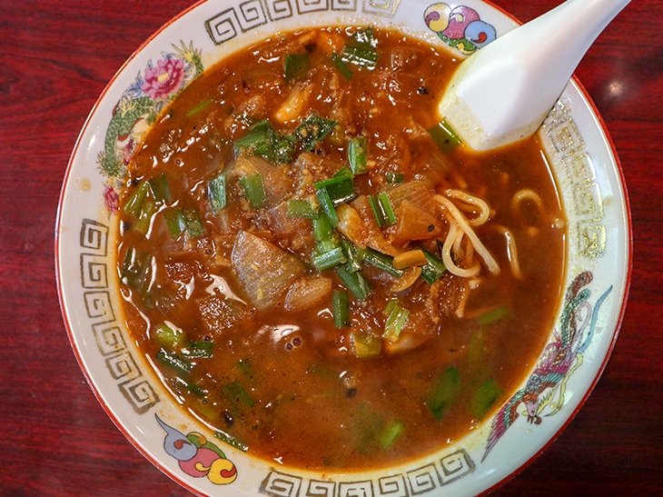 アリランラーメン。濃い赤色は、自家製ラー油の色