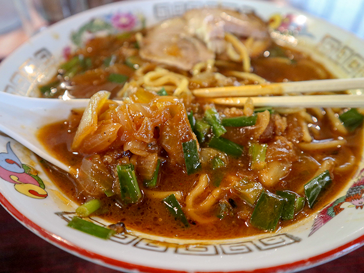 コシのある中太麺とパンチのあるスープがよく合う